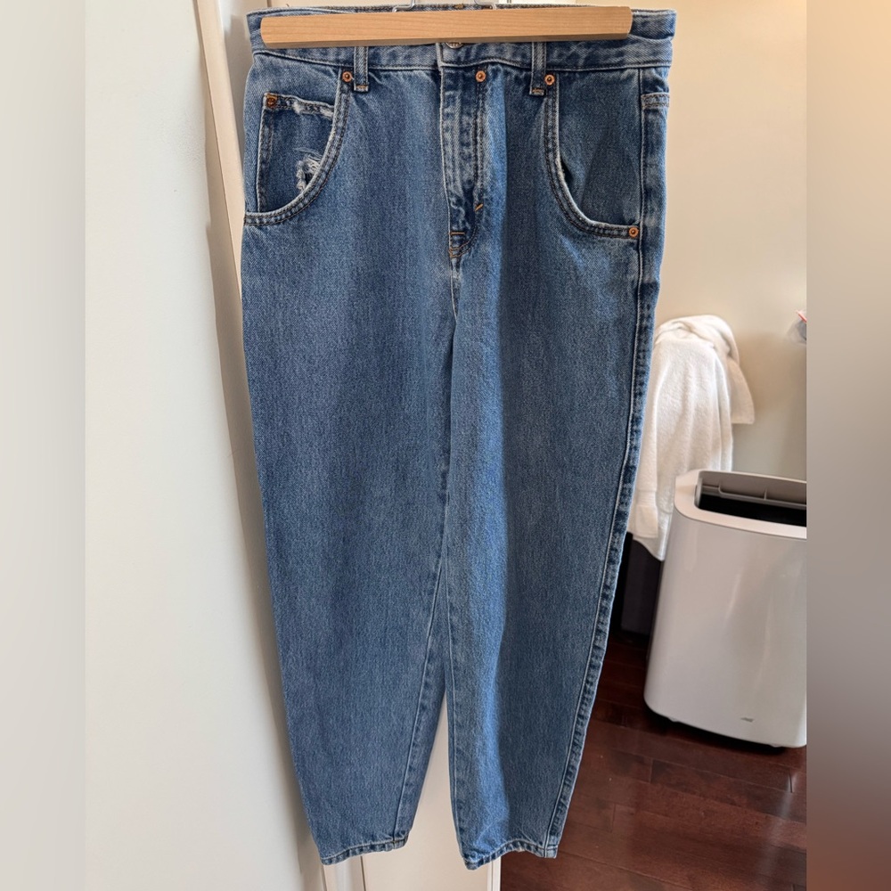 PULL & BEAR EUC size 4 (26) Light Blue Denim mom distressed Jeans